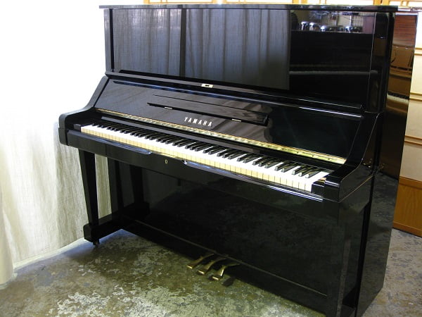 YAMAHA UX UPRIGHT PIANO